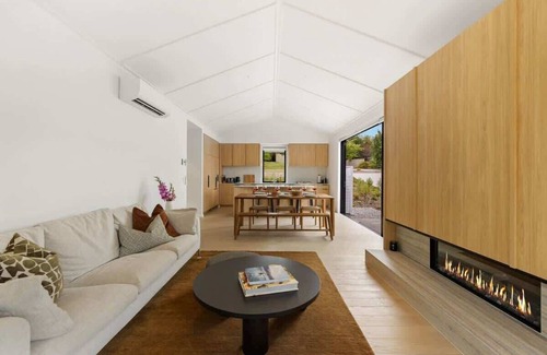 Arrowtown House | Cottonwood Villa | Outdoor spa pool, fireplace, and BBQ