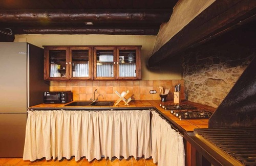 Sant Pere de Torello Villa | Country House 'Mas Redortra' with Mountain View, Wi-Fi and Air Conditioning