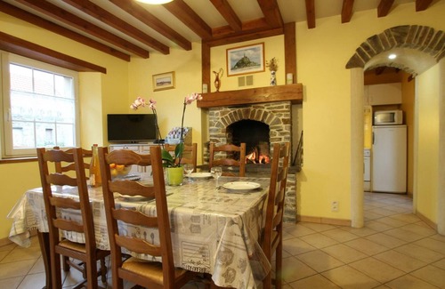 Saint-Jean-de-Savigny Cottage | Country house with fireplace and private garden