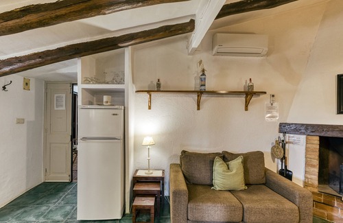 Llampaies House | Country House 'Can Gat Vell' with Shared Pool, Wi-Fi and Air Conditioning