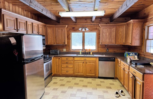 Middle Grove House | Country style log cabin on private 4 acres lot minutes from downtown Saratoga