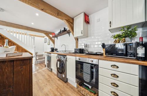 New Forest District House | Countryside Barn with Hot Tub in New Forest
