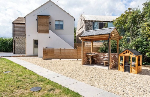 Melksham House | Countryside Hayloft with access to Indoor Pool, Sauna & Steam Room.