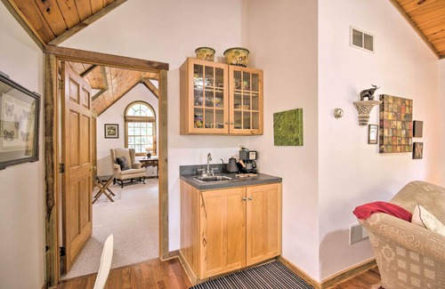 Berkeley Springs Cottage | Couples Cabin - 5 Mi to DT Berkeley Springs!