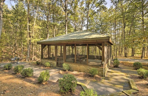 Berkeley Springs Cottage | Couples Cabin - 5 Mi to DT Berkeley Springs!