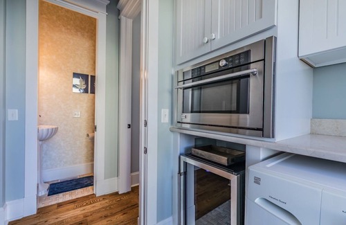 Downtown House | Couples Retreat, Walk to waterfront, shops and restaurants!