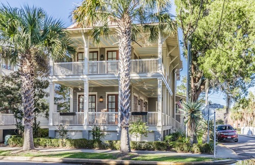 Downtown House | Couples Retreat, Walk to waterfront, shops and restaurants!