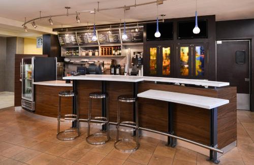 Brown Deer Hotel | Courtyard by Marriott Milwaukee North/Brown Deer