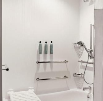 Waukesha Hotel | Courtyard by Marriott Milwaukee Brookfield at Poplar Creek