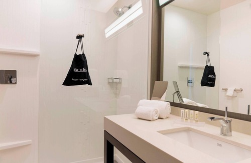 Waterloo Hotel | Courtyard by Marriott Waterloo Cedar Falls