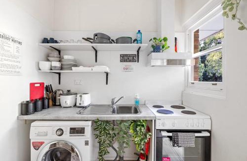 Killara House | Courtyard Double Room - Next to Transport & Shops in Killara - Shared Bathroom