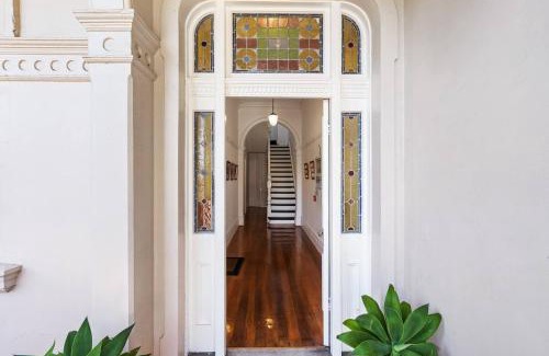 Ashfield Apartment | Courtyard Esperanza - Sunny Heritage Chic