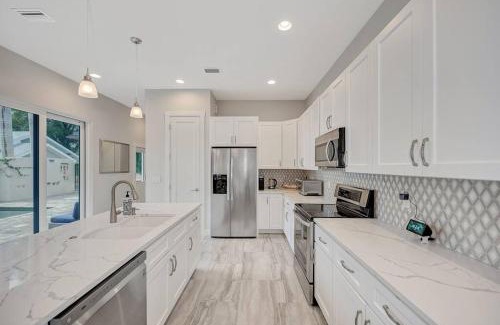 Gillespie Park House | Courtyard Home with Pool, Spa & Sauna close to Beach & City Center