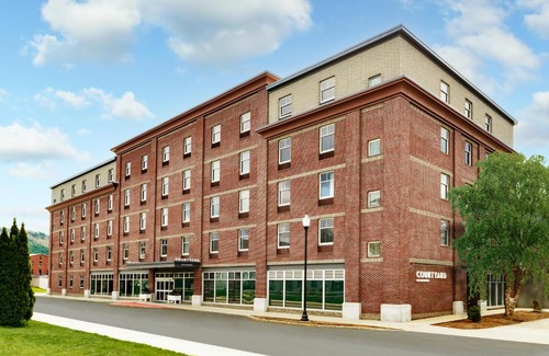 Keene Hotel | Courtyard Keene Downtown