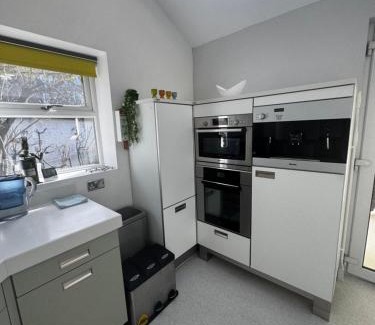 Harrogate Apartment | Courtyard Mews - 2 large en suite bedrooms, Garden - Harrogate Holiday Apartments