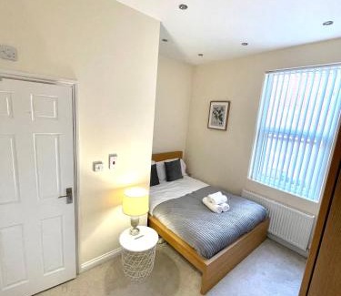 Coventry House | Coventry Large 4 Bath House 4 Bedroom 4 Sleeps 4 Person Suitable for NEC BHX Rugby Solihull Warwick Contractors Ricoh Arena NHS Short & Long Business Stays , Close to City Centre High Speed Wifi