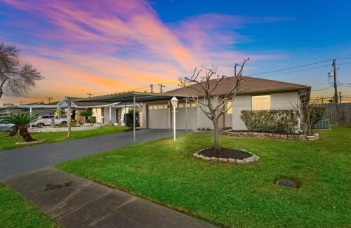 Pasadena House | Covered Back Patio Covered Parking Game Room WIFI Smart TV's every room Washer & Dryer