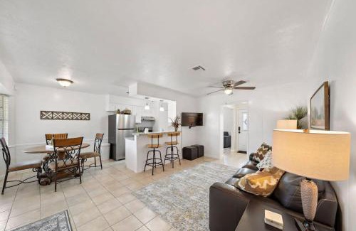 Pasadena House | Covered Back Patio Covered Parking Game Room WIFI Smart TV's every room Washer & Dryer