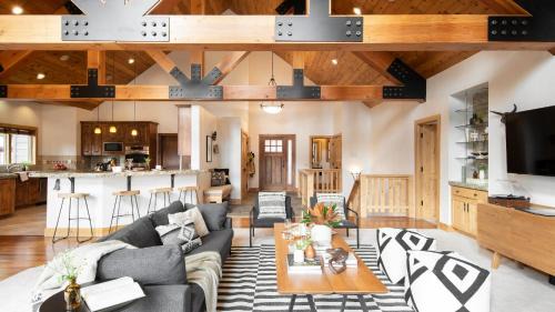 Truckee House | Coyote Moon by AvantStay Cabin WSauna Mins from DT Truckee NorthStar