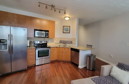 West End Condo | Cozy 1-bedroom condo 5 miles from Downtown Atlanta with WiFi and Fitness room