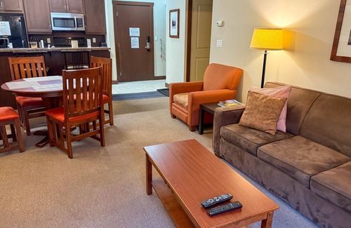 East Kootenay Condo | Cozy 1 Bedroom | Fitness Centre & Steam Room