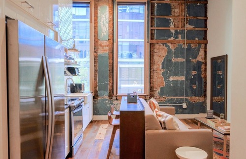 Arts District Apartment | Cozy 1 bedroom Loft in the Heart of Downtown! (Loft 201)