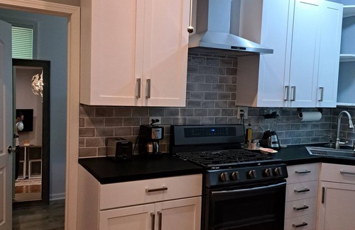 Waukegan Apartment | Cozy 1-bedroom, WiFi, AC/Heat, in Waukegan, five minutes from Lake Michigan