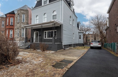 Jersey City House | Cozy 1 Fam Home - 10 mins NYC
