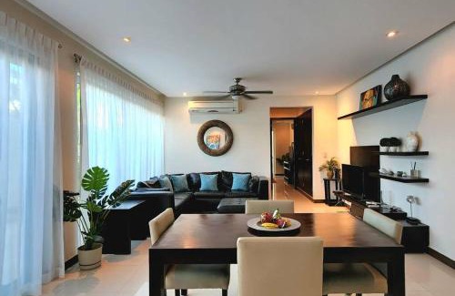 12th Street Apartment | Cozy 1be/1ba on 12 street gym+pool+100mbps internet