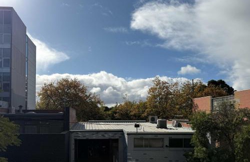 Hawthorn Apartment | Cozy 1BR Apt Walk to Swinburne & Glenferrie Rd