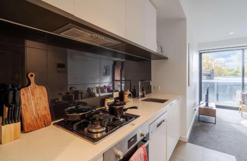 Hawthorn Apartment | Cozy 1BR Apt Walk to Swinburne & Glenferrie Rd