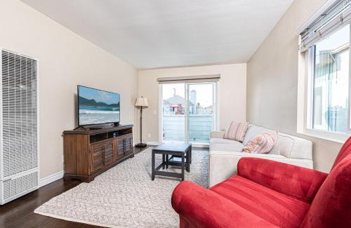 West Newport House | Cozy 1Br Beach Retreat W Balcony & Bbq One Block From Sand By Beachview Rentals