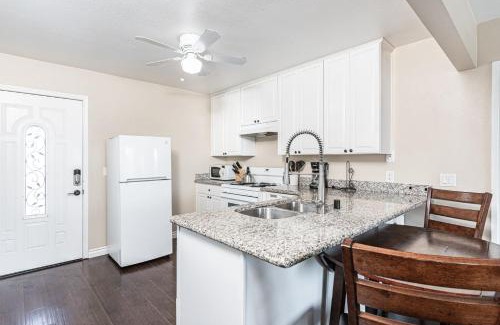 West Newport House | Cozy 1Br Beach Retreat W Balcony & Bbq One Block From Sand By Beachview Rentals