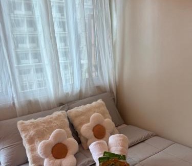 Barangka Ilaya Hotel | Cozy 1BR Netflix & Alexa w Balcony Free Pool