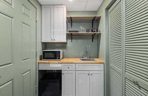 Off Broadway Apartment | Cozy 1BR Suite with Parking!