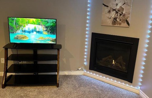 Woodslee Apartment | Cozy 2 Bdrm, Lounge w fpl, Kitchenette, TV, Wi-Fi