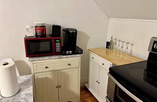 North Andover Apartment | Cozy 2-Bedroom Apartment with Summer Pool Access