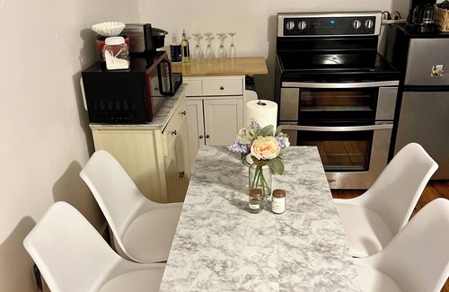 North Andover Apartment | Cozy 2-Bedroom Apartment with Summer Pool Access