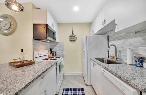 Charlotte House | Cozy 2 Bedroom Duplex In Charlotte, Jacuzzi, Sleeps 6 plus 2