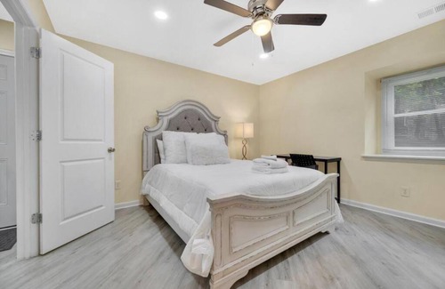 Charlotte House | Cozy 2 Bedroom Duplex In Charlotte, Jacuzzi, Sleeps 6 plus 2