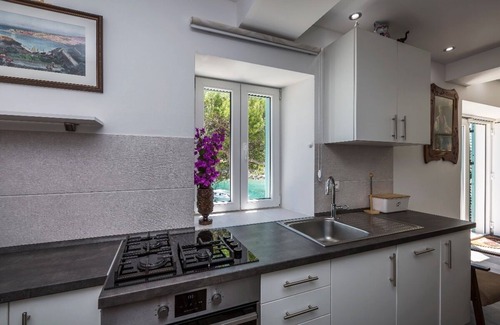 Cove Murtar Villa | Cozy 2-Bedroom House for 4 - Pet-friendly with Comfortable Living Space