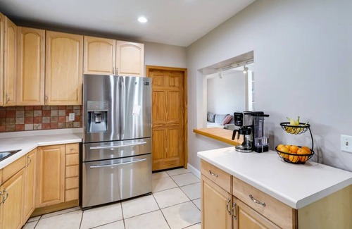 Merriam Park House | Cozy 2-bedroom House with AC and WiFi by Soccer Stadium
