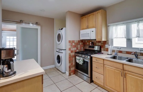 Merriam Park House | Cozy 2-bedroom House with AC and WiFi by Soccer Stadium