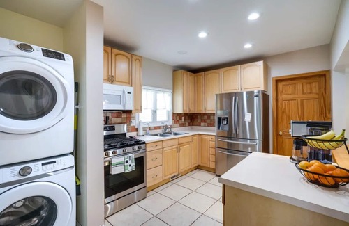 Merriam Park House | Cozy 2-bedroom House with AC and WiFi by Soccer Stadium