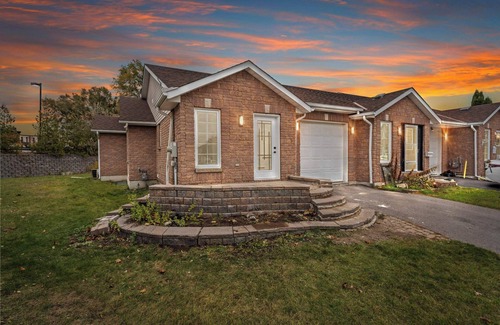 Cannifton House | Cozy 2-bedroom townhome in amazing Belleville with AC, WiFi