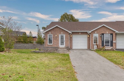 Cannifton House | Cozy 2-bedroom townhome in amazing Belleville with AC, WiFi