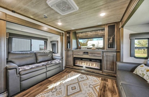 Pine Grove House | Cozy 2-Guest RV on Nature Farm