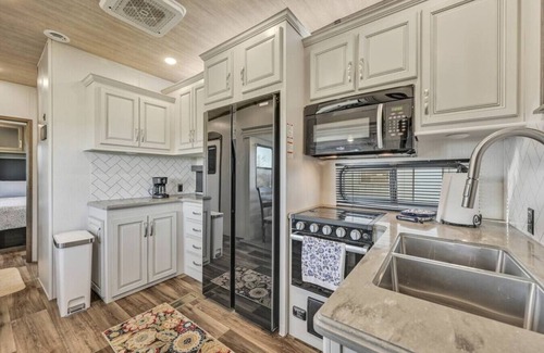 Pine Grove House | Cozy 2-Guest RV on Nature Farm