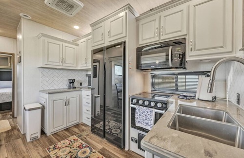 Pine Grove Apartment | Cozy 2-Guest RV on Nature Farm