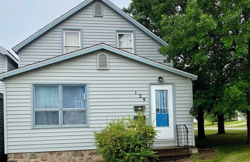 Chisholm House | Cozy 20s Vintage 2BR House in Chisholm